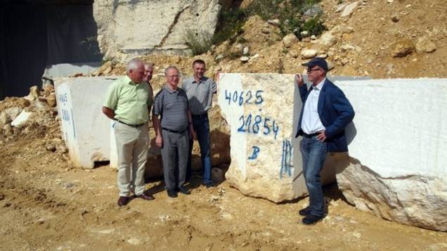 V.li: Kirchenpfleger Johann Fink, Kirchenrat Martin Sollfrank, Pfarrer Pater Hermann Sturm, Pfarrgemeinderat Josef Wein und Künstler Josef Sailsdorfer.