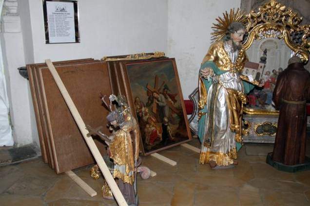 Heiligenfiguren warten auf ihr „Ausweichquartier“.