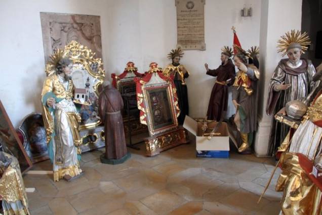 Heiligenfiguren warten auf ihr „Ausweichquartier“.