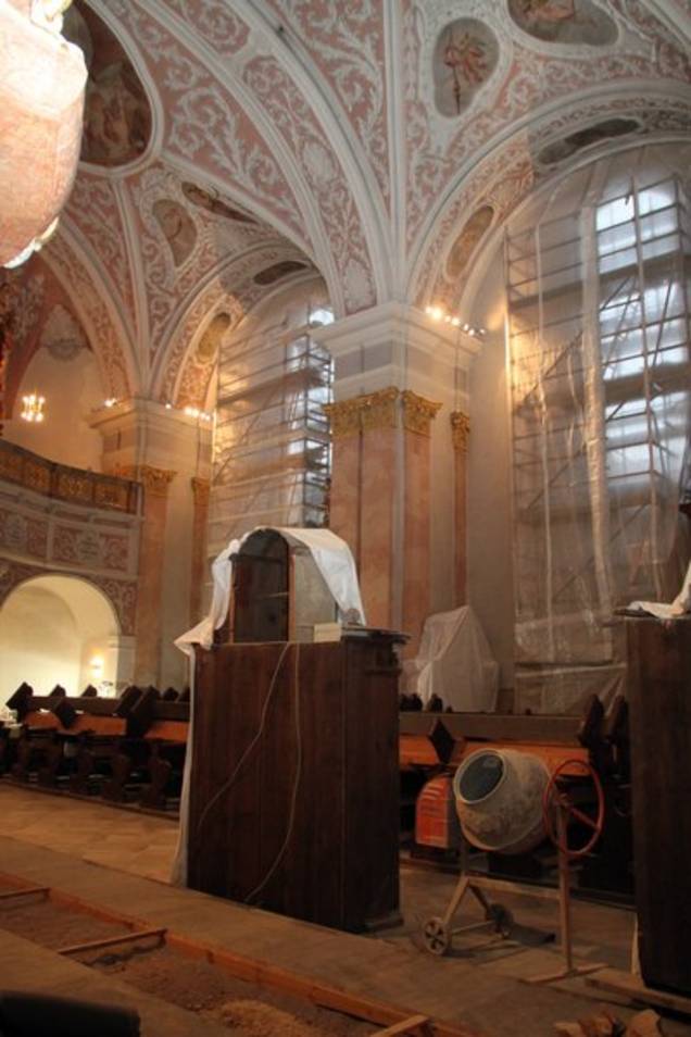 Der Innenraum der Pfarrkirche St. Jakobus ist eine Baustelle.